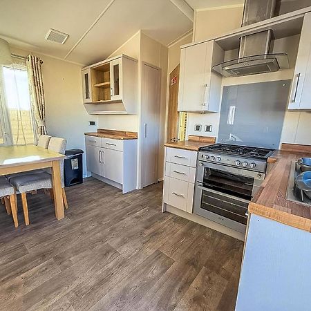 Lovely 6 Berth Caravan At Suffolk Sands Holiday Park Ref 45010Mv Felixstowe Eksteriør billede